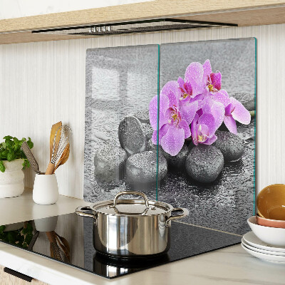 Schneidebrett glas Blumen und Steine gegen das Wasser