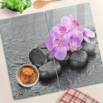 Schneidebrett glas Blumen und Steine gegen das Wasser
