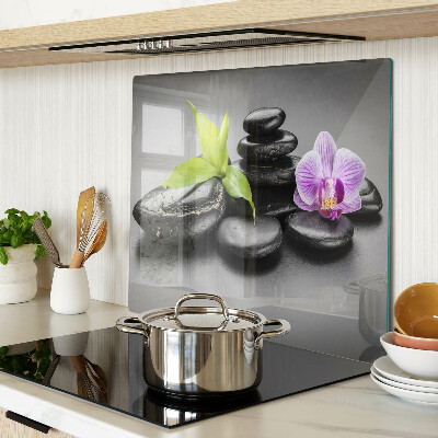 Glasschneidebrett Steine und Orchideen im Hintergrund