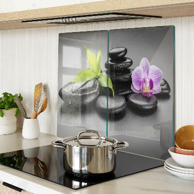 Glasschneidebrett Steine und Orchideen im Hintergrund