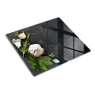 Schneidebrett glas Blumen und Kräuter auf Marmorhintergrund