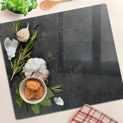 Schneidebrett glas Blumen und Kräuter auf Marmorhintergrund