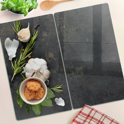 Schneidebrett glas Blumen und Kräuter auf Marmorhintergrund