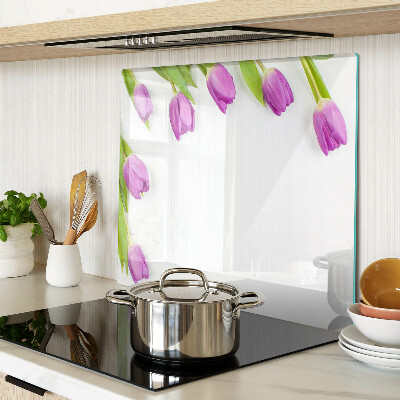 Schneidebrett glas Tulpen auf weißem Hintergrund