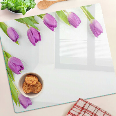 Schneidebrett glas Tulpen auf weißem Hintergrund