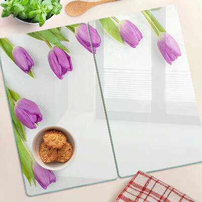 Schneidebrett glas Tulpen auf weißem Hintergrund