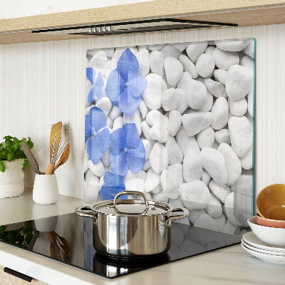 Schneidebrett glas Blaue Blumen auf weißen Steinen