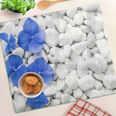 Schneidebrett glas Blaue Blumen auf weißen Steinen