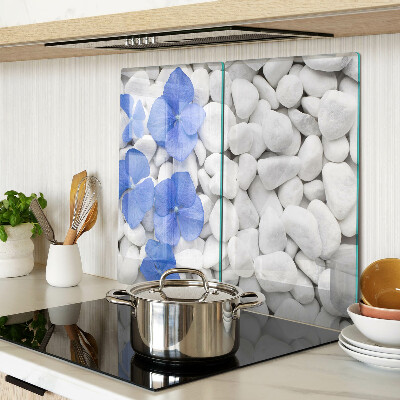 Schneidebrett glas Blaue Blumen auf weißen Steinen