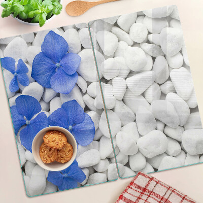 Schneidebrett glas Blaue Blumen auf weißen Steinen