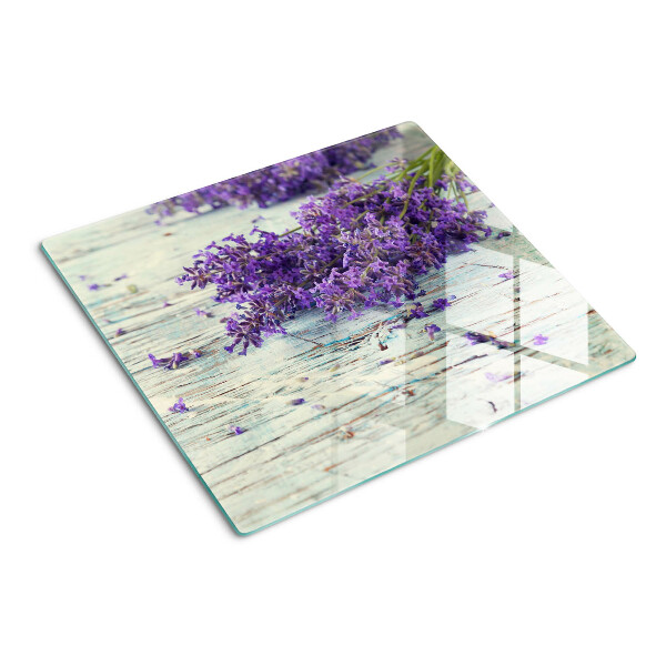 Glasschneidebrett Lavendel auf einem hölzernen Hintergrund