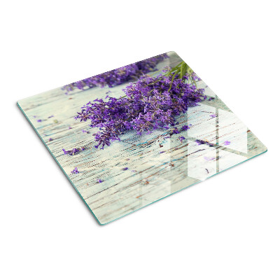 Glasschneidebrett Lavendel auf einem hölzernen Hintergrund