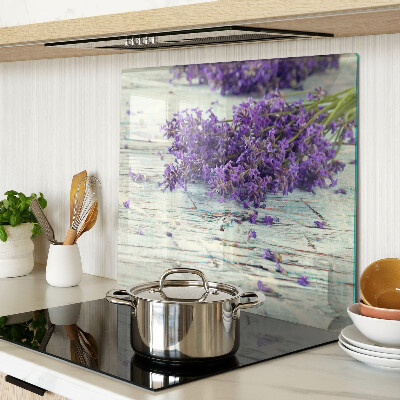 Glasschneidebrett Lavendel auf einem hölzernen Hintergrund