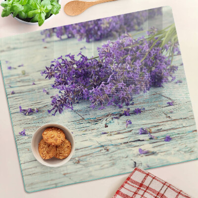 Glasschneidebrett Lavendel auf einem hölzernen Hintergrund