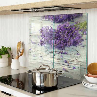 Glasschneidebrett Lavendel auf einem hölzernen Hintergrund