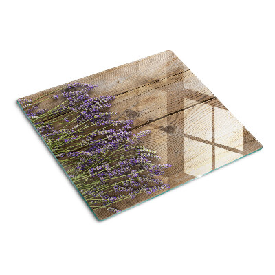 Glasschneidebrett Lavendel auf einem hölzernen Hintergrund