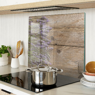 Glasschneidebrett Lavendel auf einem hölzernen Hintergrund