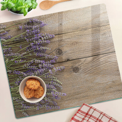 Glasschneidebrett Lavendel auf einem hölzernen Hintergrund