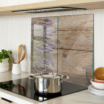 Glasschneidebrett Lavendel auf einem hölzernen Hintergrund