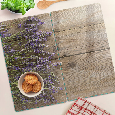 Glasschneidebrett Lavendel auf einem hölzernen Hintergrund