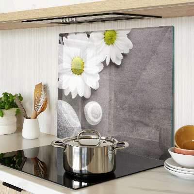 Schneidebrett glas Blumen und Steine auf dem Hintergrund