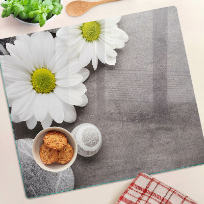 Schneidebrett glas Blumen und Steine auf dem Hintergrund