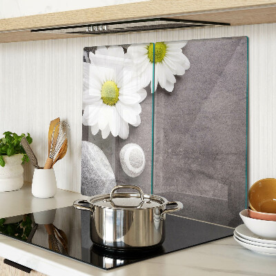 Schneidebrett glas Blumen und Steine auf dem Hintergrund