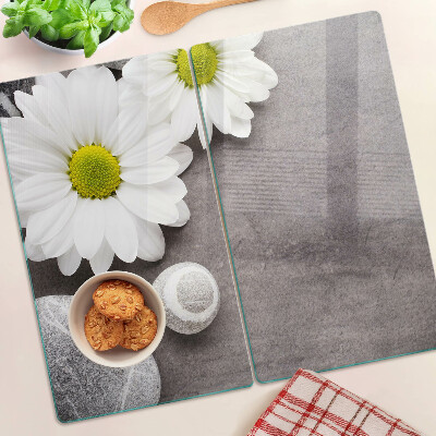 Schneidebrett glas Blumen und Steine auf dem Hintergrund