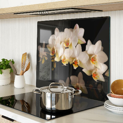 Schneidebrett glas Orchideen auf schwarzem Hintergrund