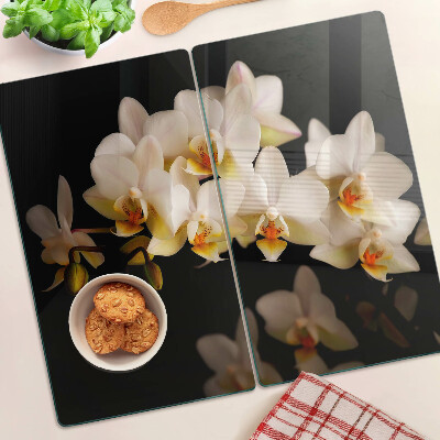 Schneidebrett glas Orchideen auf schwarzem Hintergrund