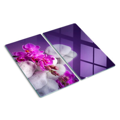 Schneidebrett glas Orchideenblüten auf einem Hintergrund aus Steinen