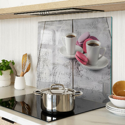Schneidebrett glas Kaffee und Makronen auf einem hölzernen Hintergrund