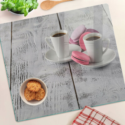 Schneidebrett glas Kaffee und Makronen auf einem hölzernen Hintergrund