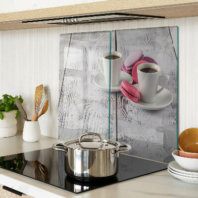 Schneidebrett glas Kaffee und Makronen auf einem hölzernen Hintergrund