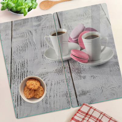 Schneidebrett glas Kaffee und Makronen auf einem hölzernen Hintergrund