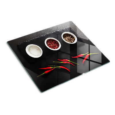 Schneidebrett glas Gewürze und rote Paprika