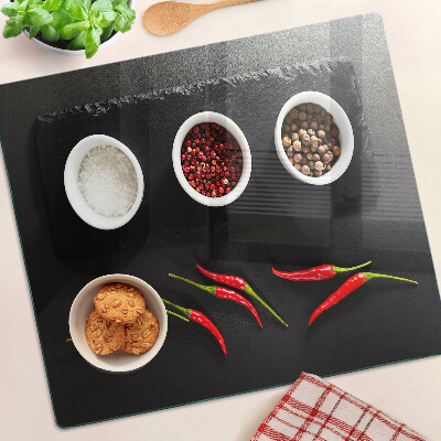 Schneidebrett glas Gewürze und rote Paprika