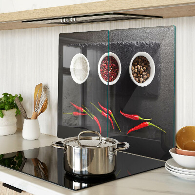 Schneidebrett glas Gewürze und rote Paprika