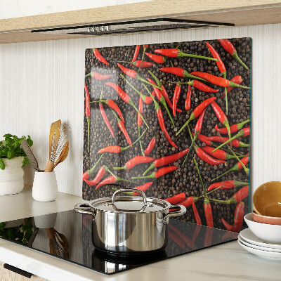Schneidebrett glas Chilischoten auf schwarzem Pfeffer