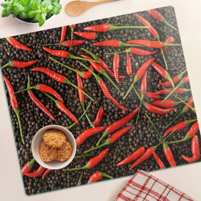 Schneidebrett glas Chilischoten auf schwarzem Pfeffer