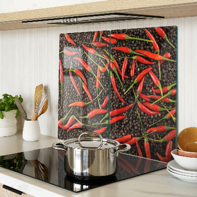 Schneidebrett glas Chilischoten auf schwarzem Pfeffer