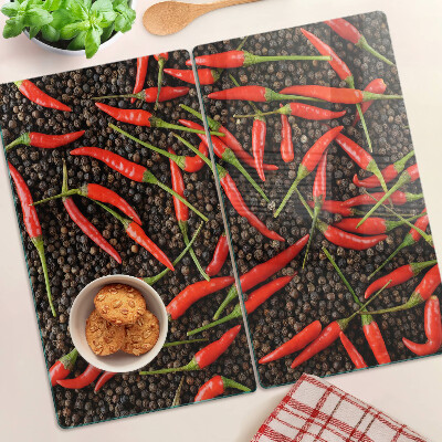 Schneidebrett glas Chilischoten auf schwarzem Pfeffer