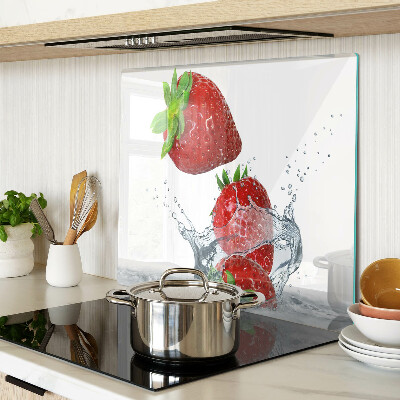 Schneidebrett glas Erdbeeren im Wasser
