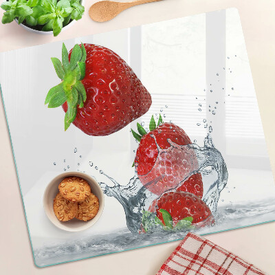 Schneidebrett glas Erdbeeren im Wasser