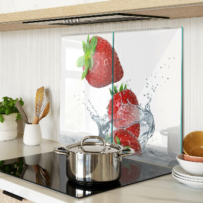 Schneidebrett glas Erdbeeren im Wasser