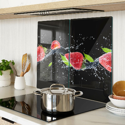 Schneidebrett glas Erdbeeren im Wasser