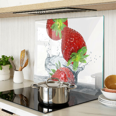 Schneidebrett glas Erdbeeren im Wasser