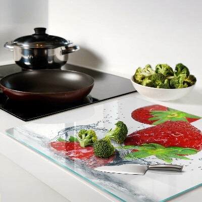 Schneidebrett glas Erdbeeren im Wasser