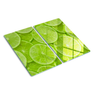 Schneidebrett glas Limettenscheiben auf grünem Hintergrund