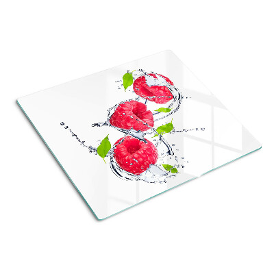 Schneidebrett glas Himbeeren im Wasser mit Blättern